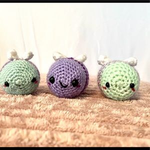 Mini crochet bees